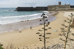 Surfisti sulla spiaggia della torre a Oeiras, Portogallo. Questa cittadina, situata a 10 km da Lisbona, vanta diverse spiagge dalla sabbia fine e dorata. Le acque che lambiscono Oeiras vengono ...