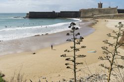 Surfisti sulla spiaggia della torre a Oeiras, Portogallo. Questa cittadina, situata a 10 km da Lisbona, vanta diverse spiagge dalla sabbia fine e dorata. Le acque che lambiscono Oeiras vengono ...