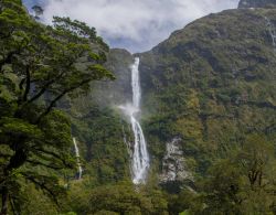 Sutherland Falls si trovano lungo il Milford Sound, Isola del Sud in Nuova Zelanda