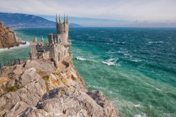 Lo Swallow's Nest Castle nei pressi di Jalta, Crimea. Nido di rondine è il castello decorativo costruito in stile neogotico fra il 1911 e il 1912 vicino a Gaspra su una scogliera ...