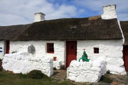 Swtan, l'ultimo cottage sull'isola di Anglesey, Galles, UK. Nel pittoresco villaggio di Church Bay, sulla costa nord occidentale di Anglesey, si trova questo splendido esempio di cottage ...