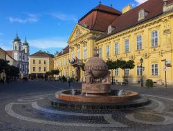 Szekesfehervar, capitale dell'Ungheria nel Medioevo. Il Globo al centro della piazza principale con il Palazzo Episcopale e la chiesa cistercense sullo sfondo - © Andocs / Shutterstock.com ...