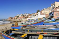 Taghazout, la spiaggia con le barche in legno dei pescatori, Marocco.
