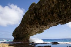Talava un arco naturale di roccia, nell'estremità nord dell'isola di Niue, nei pressi del vilaggio di Hikutavake. - @ Chris Burt / iStockphoto LP.