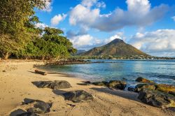 Rocce e spiaggia a Tamarin Bay, Flic en Flac, Mauritius - Una bella immagine della baia di Tamarin, nel villaggio di Flic en Flac. Questo divertente nome, che deriva da un'espressione olandese ...