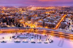 Tampere by night in inverno, Finlandia - La sua pittoresca posizione fra due laghi, Nasijarvi e Pyhajarvi, rende Tampere una delle più belle città della Finlandia. Qui la neve ...