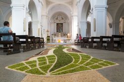 Tappeto floreale nella chiesa principale di Cusano Mutri, provincia di Benevento - © Francesca Sciarra / Shutterstock.com
