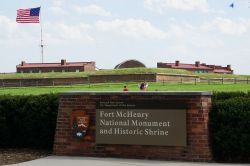 Targa al Fort McHenry National Monument and Historic Shrine a Baltimora, Maryland. Dal 1925 questo forte è un parco nazionale e gode dello status di monumento americano - © Ritu ...