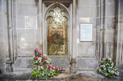 Una targa commemorativa in ottone in memoria di Jane Austen nella cattedrale di Winchester, Inghilterra. Questa scrittrice britannica, autrice fra le più famose e conosciute nel mondo, ...