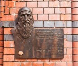 Targa in memoria del rabbino di Torun Zvi Hirsch Kalischer. Espresse il suo parere favorevole al reinserimento degli ebrei nella terra di Israele - © Joymsk / Shutterstock.com