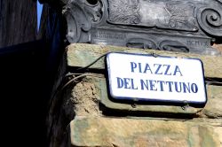 Targa stradale per Piazza del Nettuno nel centro di Bologna, Emilia-Romagna - © Kagan Kaya / Shutterstock.com