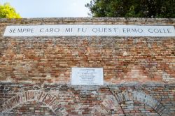 Targa sul muro del Monte Tabor a Recanati, Marche. Conosciuto come il "colle dell'Infinito", questo parco sorge accanto a Palazzo Leopardi: percorrendo un sentiero si arriva al ...