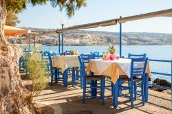 Taverna con vista mare a Heraklion, Creta - I tavolini di una caratteristica taverna che si affaccia sul lungomare di Heraklion: qui si possono assaporare le specialità gastronomiche ...