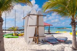 Tavole da surf riposte all'ingresso dell'area sportiva della spiaggia di Princess Cays, isola di Eleuthera, Bahamas - © byvalet / Shutterstock.com