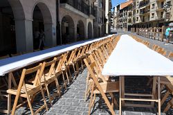 Tavoli allestiti nel centro in occasione della corsa dei tori a Estella, Spagna - © Rafael SANTOS RODRIGUEZ / Shutterstock.com