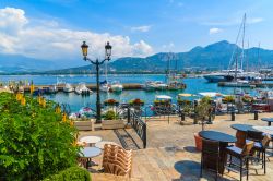Tavoli e sedie dei ristoranti al porto di Calvi, Corsica. Questa cittadina ha una lussuosa marina ed è una popolare destinazione turistica - © Pawel Kazmierczak / Shutterstock.com ...
