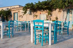 Tavoli di un ristorante in centro a Marzamemi, Sicilia - Le tonalità dell'azzurro e il bianco candido caratterizzano gli arredamenti di ristoranti e locali ospitati nel centro del ...