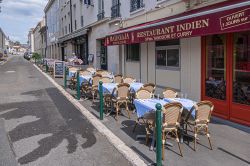 Tavolini all'aperto davanti a un ristorante indiano nel centro di Fontainebleau, Francia - © Kiev.Victor / Shutterstock.com