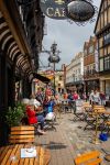 Tavolini all'aperto in una via del centro storico di Lincoln, Inghilterra. Sullo sfondo, in High Street,
l'edificio di Stonebow and Guildhall - © Nigel Jarvis / Shutterstock.com ...