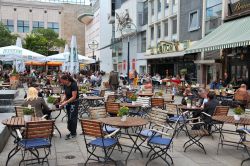 Tavolini all'aperto nel centro di Dortmund (Germania) con gente in relax - © Tupungato / Shutterstock.com