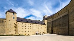 Tavolini del caffé all'aperto nel cortile del castello di Sedan, Francia  - © vvoe / Shutterstock.com