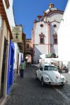 Messico: Centro storico di Taxco: tra i suoi vicoli stretti, le strade acciottolate e gli edifici bianchissimi si gira prevalentemente a piedi, passeggiando tra le botteghe artigiane e le bancarelle ...