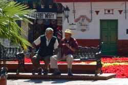 Plaza Borda: la principale piazza cittadina è dedicata all'imprenditore che scoprì nuovi giacimenti d'argento a Taxco nel XVIII secolo. Gli anziani seduti sulle panchine ...