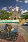 Taxi bicicletta di fronte alla cattedrale cattolica di Izamal, Messico. Per andare alla scoperta di monumenti e luoghi storici di Izamal si possono utilizzare simpatici taxi biciletta - © ...