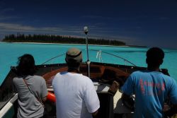 Un taxi boat si dirige verso l'isola dei Pini, Oceano Pacifico, Nuova Caledonia.
