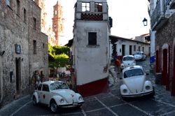 Taxi a Taxco: questa curva a gomito della calle Palma è uno degli scorci più suggestivi e fotografati della città. I taxi che scorrazzano per i vicoli sono i mitici Maggioloni, ...