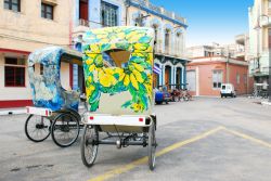 Taxi turistici a pedali nel centro di Camaguey, Cuba - Per spostarsi nel cuore della città e visitarne in modo alternativo monumenti e edifici storici niente di meglio che un divertente ...
