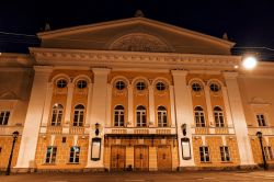 Una bella veduta notturna del teatro di Kostroma. Per immergersi nella particolare atmosfera di questa città, importante porto fluviale oltre che centro dell'industria leggera e luogo ...