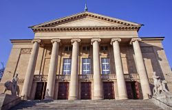 Teatro dell'Opera di Poznan, Polonia - In stile neoclassico, questo bell'edificio si presenta con una facciata caratterizzata da sei colonne imponenti e coronata da un frontone triangolare ...