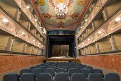 Una veduta dell'interno del teatro di Ripatransone, Marche, Italia. Il teatro Luigi Mercantini è uno dei numerosi teatri storici delle Marche: ospitato nel trecentesco palazzo del ...