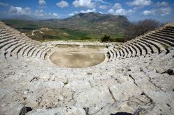 Il teatro Greco di Segesta (Sicilia). Poteva contenere fino a 4.000 spettatori circa, e venne costruito in piena era ellenestica, tra il terzo e secondo secolo avanti Cristo - © Sofia Kozlova ...