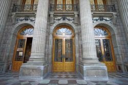 L'ingresso del Teatro Juarez a Guanajuato, Messico. Questo storico edificio, che risale alla fine del XIX° secolo, è stato commissionato dal generale Florencio Antillon. Con il ...