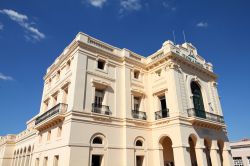 Il Teatro La Caridad nel centro storico di Santa Clara (Cuba), nel centralissimo Parque Vidal - foto © Shutterstock.com