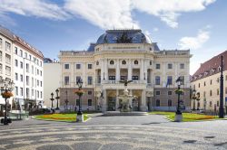 Un'immagine del Teatro Nazionale (Slovenské národné divadlo) di Bratislava, edificio in stile neo-rinascimentale situato nel centro storico della capitale slovacca - © ...