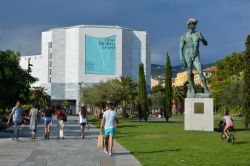 Teatro Nazionale di Nizza, Francia. Costruito nel 1989, questo caratteristico edificio ottagonale in marmo chiaro può ospitare fino a 900 persone nella sala Pierre Brasseur, 300 nell'anfiteatro ...