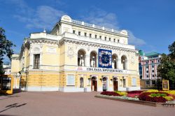 L'edificio del teatro Maxim Gorky a Nizhny Novgorod, Russia. La città stessa si chiamava "Gorky" durante l'epoca sovietica, fino al 1991 - foto © bissig / Shutterstock.com ...