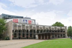 Teatro statale di Kassel, Germania - Costruito fra il 1955 e il 1959 su progetto degli architetti Paul Bode e Ernst Brundig, il teatro statale di Kassel si presenta con una struttura architettonica ...