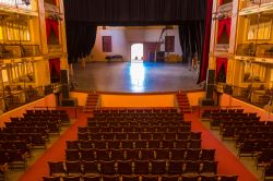 L'interno del Teatro Tomàs Terry a Cienfuegos, Cuba. Nel 1920 si esibì qui Enrico Caruso - © Fotos593 / Shutterstock.com