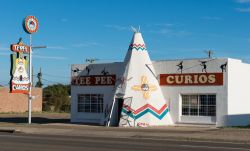 Tee Pee Curios sulla strada di Tucumcari, New Mexico, Stati Uniti. Un suggestivo edificio con la tradizionale tenda indiana in muratura come ingresso lungo la Route 66 - © Nagel Photography ...