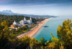 Tekirova, pittoresco villaggio sulla costa della Turchia: una bella veduta dall'alto della spiaggia e degli antichi edifici della cittadina.



