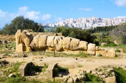 Il Telamone, la scultura maschile del Tempio di Giove con più nomi in Agrigento (Sicilia) - È conosciuto con il nome di Telamone e si tratta della scultura maschile dedicata al ...