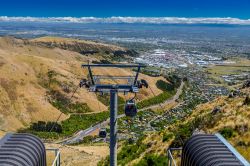 Telecabine a Cavandish Mountain, in Nuova Zelanda, da cui si gode uno spettacolare panorama  su Christchurch e Lyttelton. A circa 10 chilometri da Dyers Pass e poco meno di 5 km da Evans ...