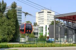 Teleferica a Wroclaw, Polonia - A Breslavia una funivia collega il Politecnico e il nuovo Goecentrum universitario che ospita il centro di ricerca e studio per l'industria mineraria, geologia ...