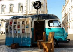 Tellastory: la famosa libreria mobile di Lisbona (Portogallo).