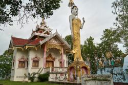 Tempio buddhista con statua del Buddha all'ingresso a Mae Hong Son, Thailandia - © Sergey Colonel / Shutterstock.com