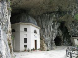 Il Tempio del Valadier costruito dentro ad una grotta a Genga - © Alicudi - CC BY-SA 3.0 - Wikimedia Commons.